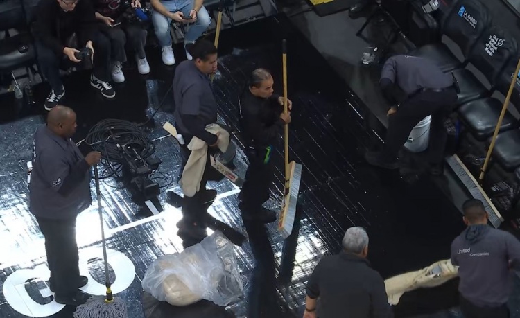 大扫除结束要开打了？公牛现场拖地工作人员收拾工具撤退