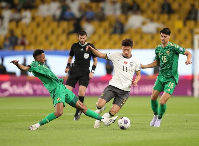 B体育官方首页-【台前幕后】深夜开赛影响国足 意外导致塞鸟无机会