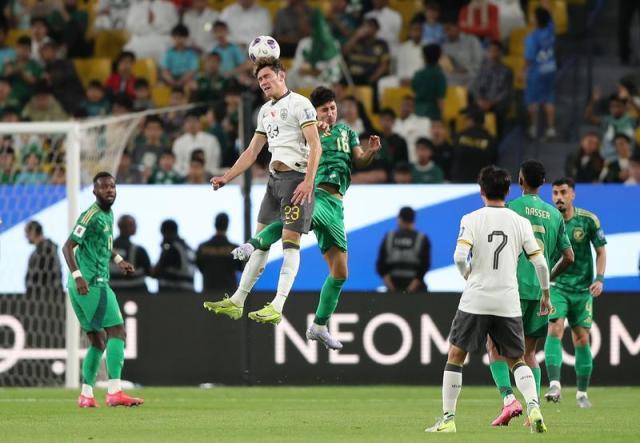 B体育官方首页-【台前幕后】深夜开赛影响国足 意外导致塞鸟无机会