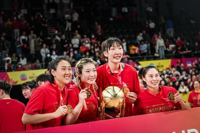 B体育中国官网-女篮凯旋回国 杨力维坐轮椅！韩旭将战大运会