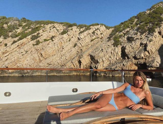 B体育赛事资讯-菲戈仨闺女美艳如花 大女儿跟西班牙国王表弟拍拖