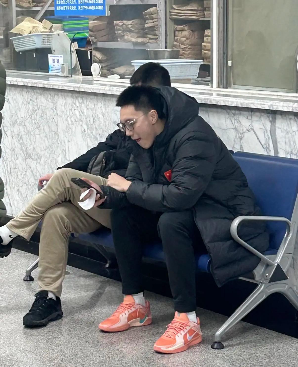 B体育首页-早上十一点！杜锋最新职位曝光，胡明轩又去医院，徐杰最新伤情