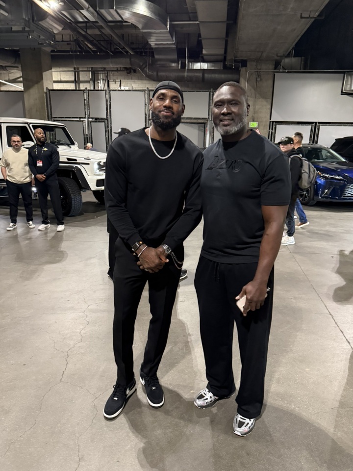 B体育中国官网-让詹姆斯看起来很小只🤣阿杜·蒂耶罗父亲晒照：我和GOAT🐐