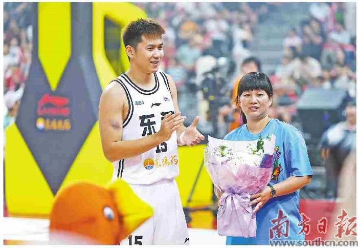 B体育官方首页-粤BA赛场热血与温情交织|东莞队|东莞|篮球|观众席|常平_新浪体育_新浪新闻